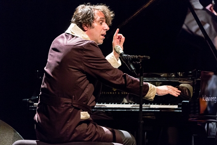 Chilly Gonzales am Klavier